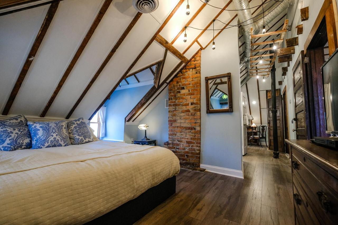 Deluxe King Suite