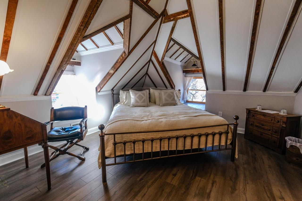 Deluxe King Suite
